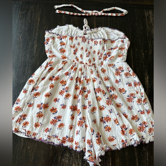 Urban Outfitters Betti Print/Floral Button Ruffle Rompers.Color Ivory. Size XS - Picture 11 of 12
